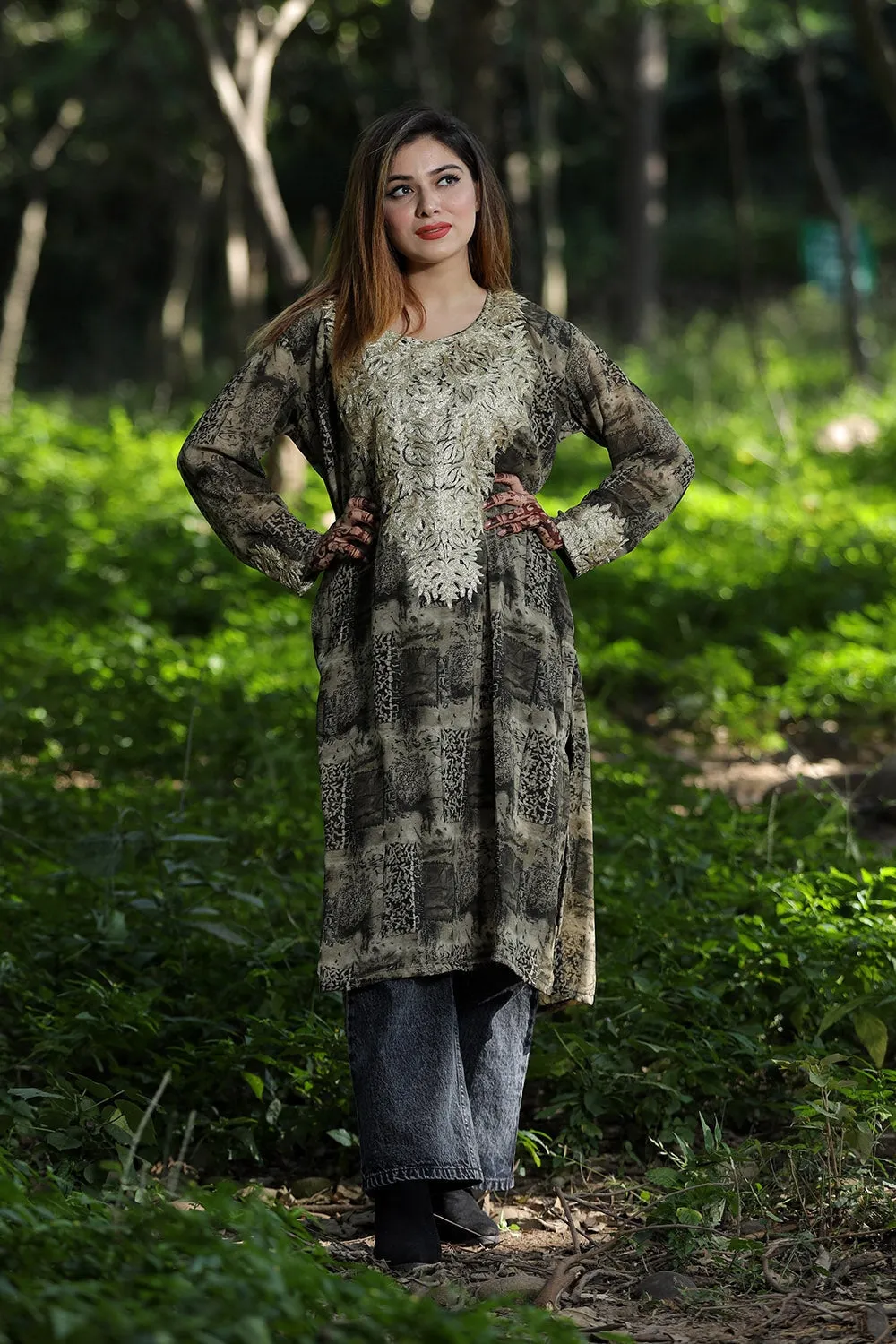 CHARISMATIC EARTHY Multicoloured Printed Georgette Kashmiri Tilla Work Designer Kurti  Suitable For All Occasion , Enhance The Beauty Of The Wearer.