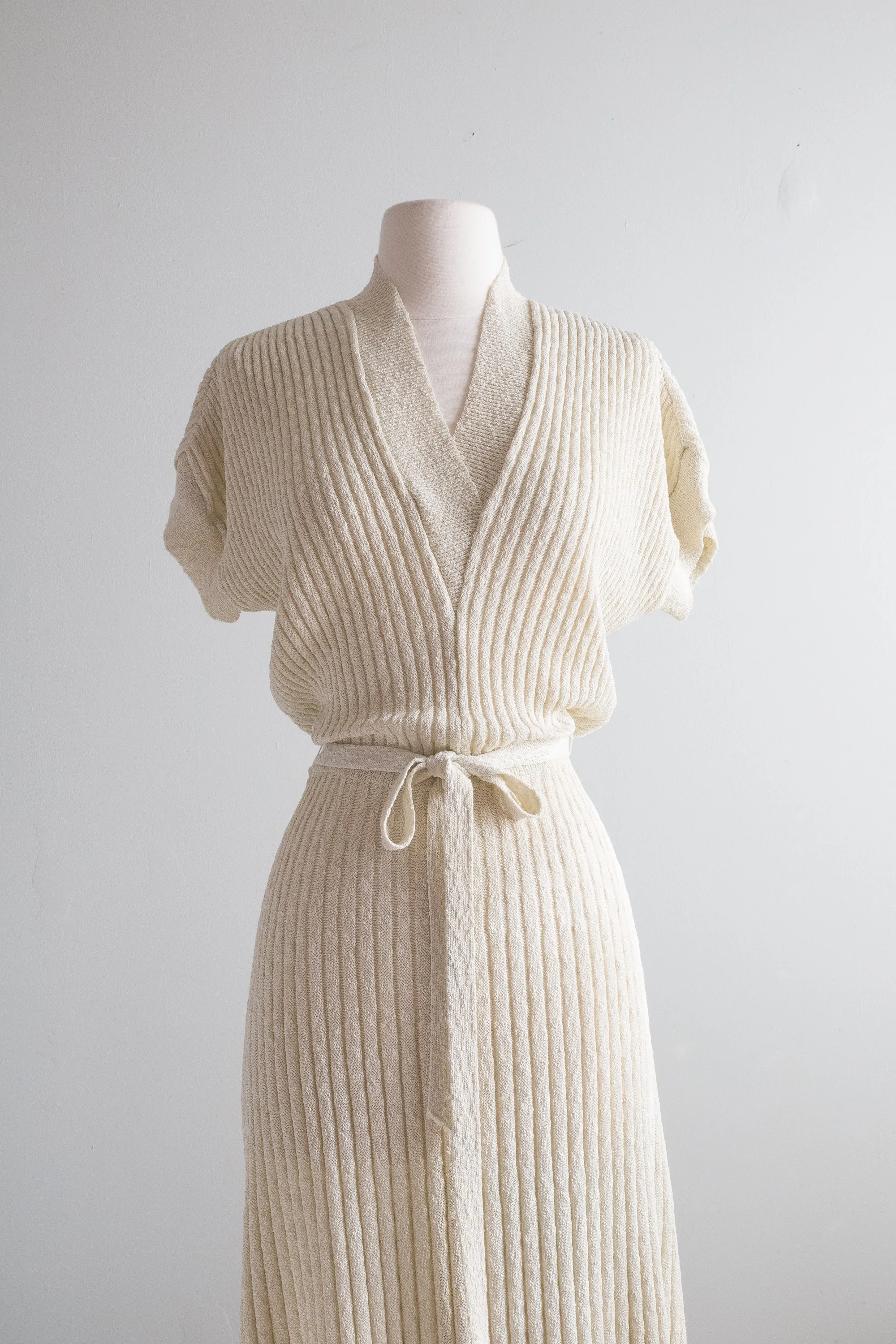 Chic 1940's Ribbed Knit Day Dress in Ecru / ML