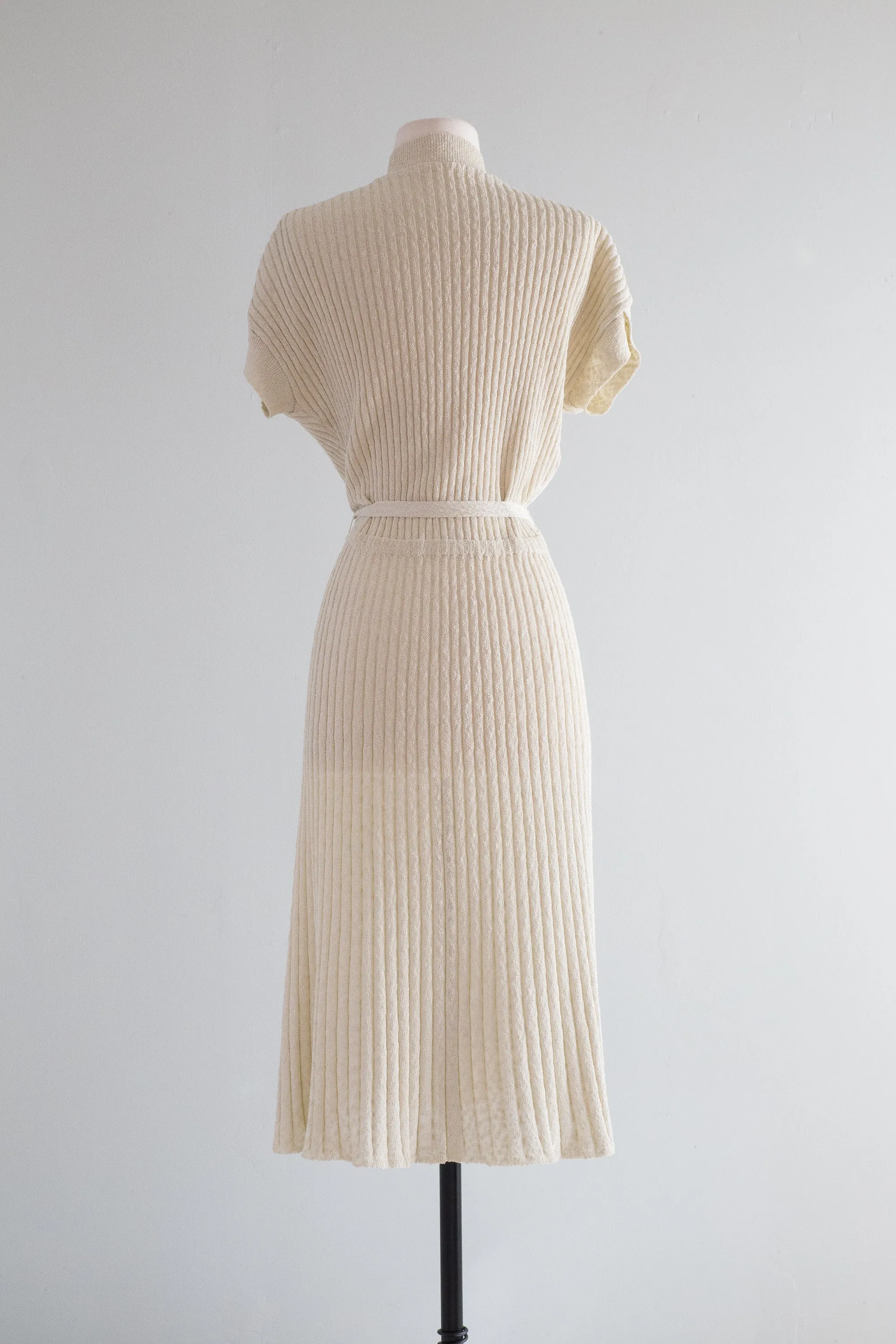 Chic 1940's Ribbed Knit Day Dress in Ecru / ML