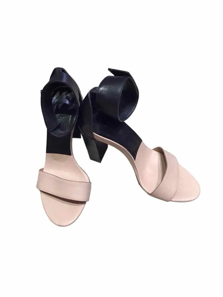 Chloe Nude and Black Size 36.5 Shoes