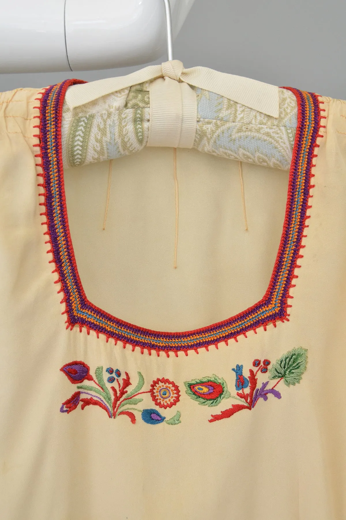 Cream Ecru Floral Embroidered Crochet Trim Vintage Peasant Top