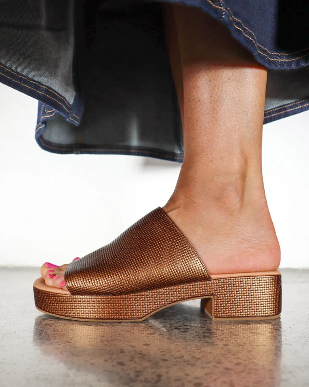 Minx On The Go Cinnamon Metallic Stitch Leather Slide